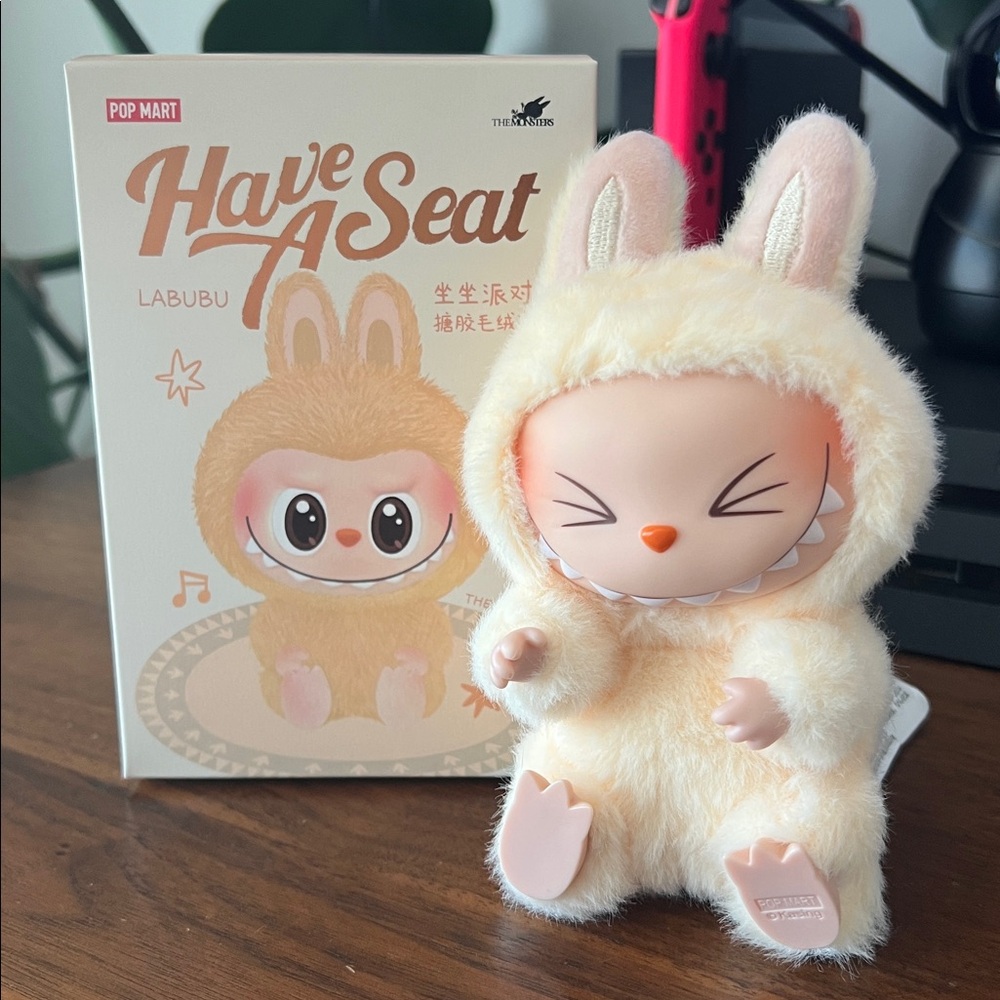 Pop Mart Labubu Sisi (Have a Seat)